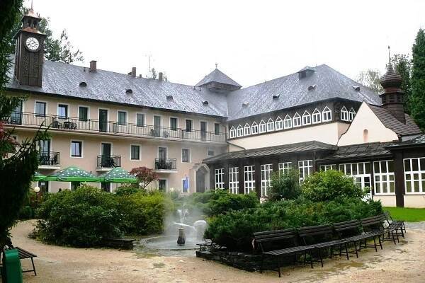 TERMÁLNÍ LÁZNĚ Velké Losiny tvoří komplex 4 budov - hlavní hotel Eliška, Sanatorium Šárka, lázeňská vila Gazárka a lázeňský dům Chaloupka. Součástí Termálních lázních je Wellness hotel Diana, který nabízí profesionální služby stejně jako ostatní hotely sítě ROYAL SPA.
