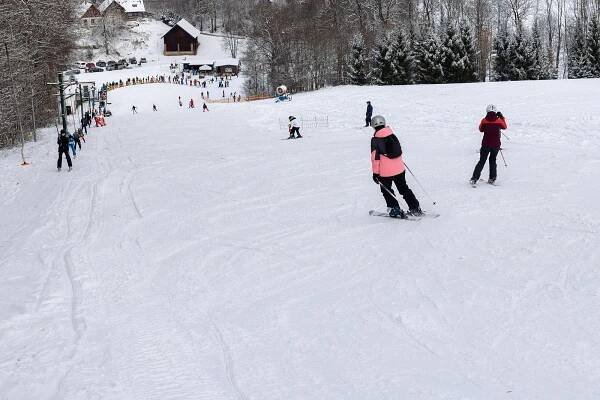 VIDEO, FOTO: Na turnovském ledovci už se lyžuje. Skiareál Struhy zahájil sezónu