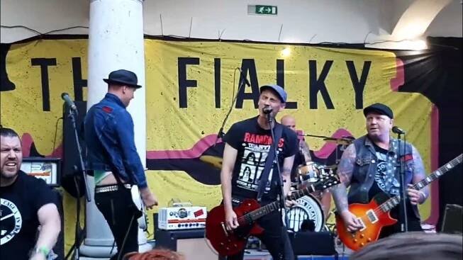 THE FIALKY - Pod tlakem (QUEEN/DAVID BOWIE cover)