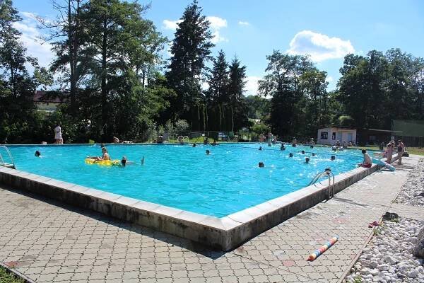 Nedělní třicítky lákaly k vodě, koupaliště na Klatovsku byla v obležení
