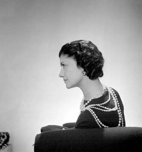Co dala Coco Chanel světu? Tvídové kabátky a perly se nosí už 100 let a jen tak nevyjdou z módy