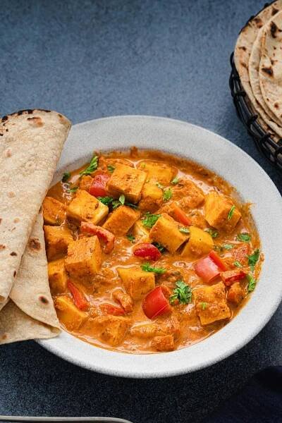 bowl of paneer curry and chapati
