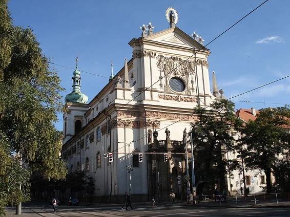Kostel sv. Ignáce připomíná šlehačkový dort | Praha levně