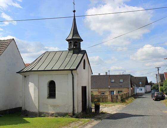 Soubor:Staňkov, Krchleby, small chapel.jpg – Wikipedie
