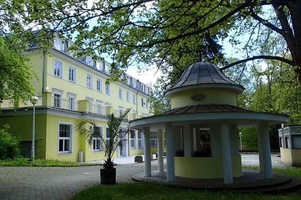 Kiosek s minerální vodou v lázeňském parku
