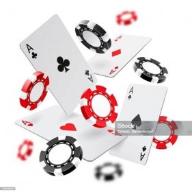 Padající esa a žetony kasina s rozmazanými prvky na bílém pozadí. Hrací karty, červené a černé peněžní žetony létají. Koncept výhry nebo hazardu. Poker a karetní hry. Vektorové ilustrace - Bez autorských poplatků Hrací karta vektorové obrázky