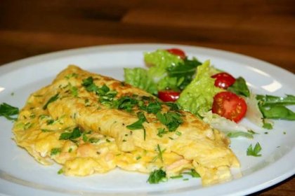 Francouzská omeleta se žampiony, lososem a jarní cibulkou — Vše o vaření — Česká televize