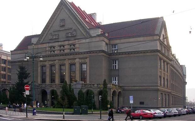 Galerie: Na právnické fakultě někdo rozřezal stovku sedaček, které daroval Hrad - Fotka 5 - Echo24.cz