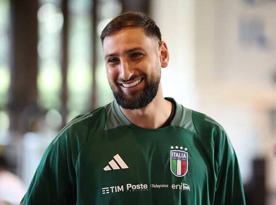Gianluigi Donnarumma of Italy arrives before Italy training session at Centro Tecnico Federale di Coverciano on September 01, 2025 in Florence, Italy.