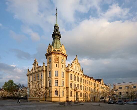 Soubor:Budova Základní školy Hronov.jpg – Wikipedie