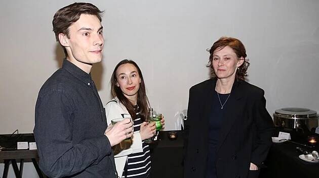 Na křtu kuchařky Romana Vaňka, kam přišla Klára Trojanová se svým novým přítelem byl i její syn František Trojan s partnerkou Annou. (březen 2024)