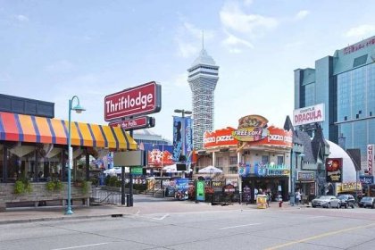 THRIFTLODGE NIAGARA FALLS AT THE FALLS - Prices & Motel Reviews (Ontario)