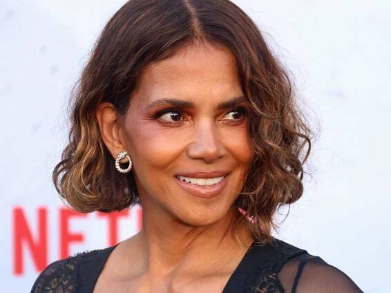Halle Berry’s Curly Bob Is A Perfect Trans-Seasonal Cut