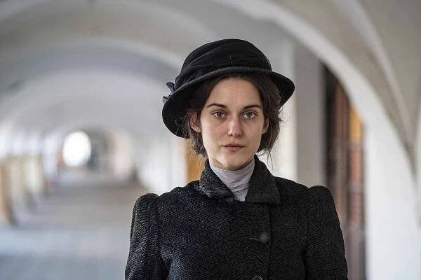 OBRAZEM: Filmaři v Hostinném. Náměstí se proměnilo v cíl legendárního závodu