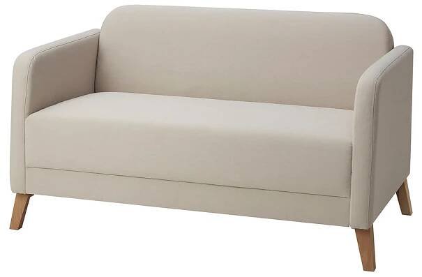 Světle béžová pohovka, moderní design, dřevěné nohy, pohodlná látka.