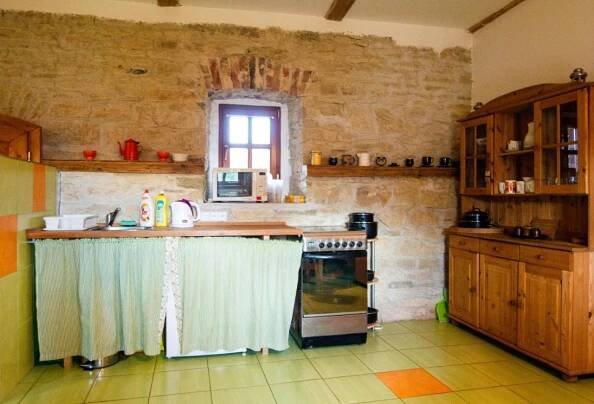 Kitchen o kitchenette sa Penzion Květná Zahrada