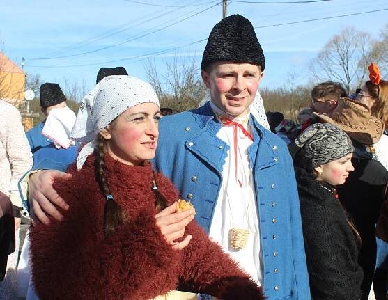 Fašanky na Slovácku? Davy masek v ulicích a dominující tanec Pod šable