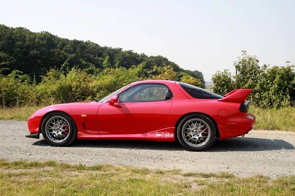 Mazdy s rotačním motorem se většina lidí bojí, ale pro pár nadšenců je to auto svatý grál. Vrcholná verze RX-7 třetí generace mi snad pomůže pochopit proč