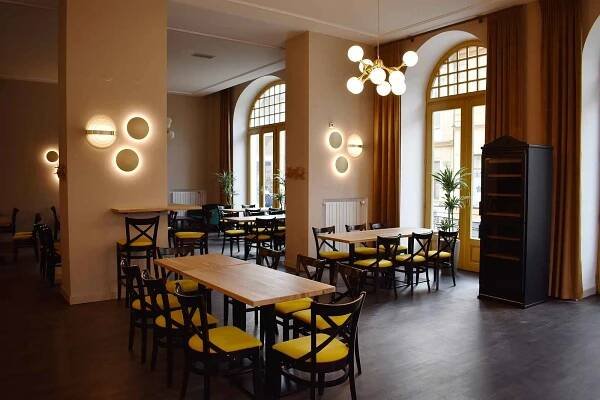 Restaurace Opera týden před znovuotevřením.