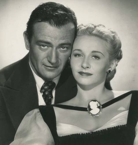 Soubor:John Wayne-Vera Ralston in Dakota.jpg – Wikipedie