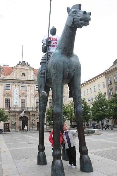 Sochy Masaryka i Jošta oblékli kvůli referendu. Vandalismus, zlobí se oponenti