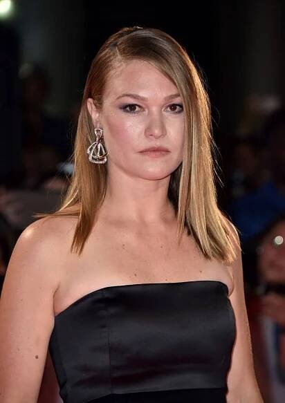 Julia Stiles sexy look