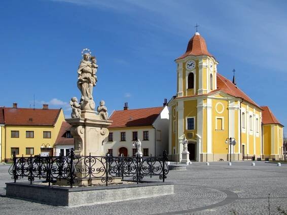 Soubor:Bartolomejske namesti.jpg – Wikipedie