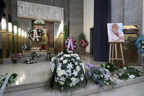 7 nej momentů z pohřbu Marie Poledňákové (†81): Zdrcená Eliška Balzerová, přiznání Harapese a tajemné květy...