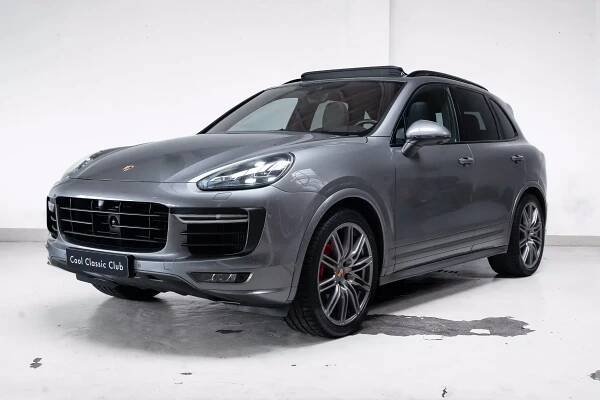 Front oblique view of the 2016 Meteor Grey Metallic Porsche Cayenne GTS