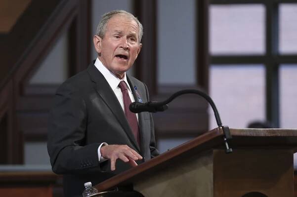 Jako v banánových republikách, řekl Bush. Trumpovi spílá i Clinton a Obama
