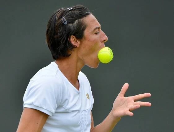 Francesca Schiavoneová v zápase s Petrou Kvitovou vzteky pojídá míček
