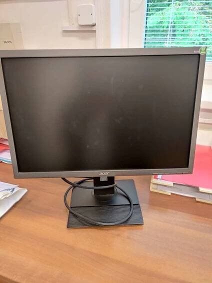 Monitor LCD 24“ Acer – Burza správců