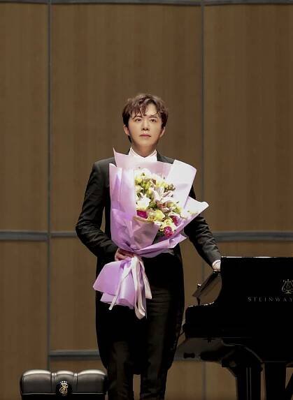 Soubor:Yundi in 2019, with Steinway Piano.jpg – Wikipedie