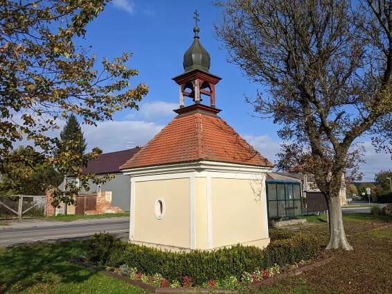 Soubor:Zruč (u Plzně) - kaple na návsi 9. května.jpg