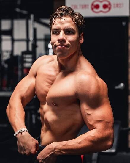 Syn (24) Arnolda Schwarzeneggera oznámil nový film polonahou fotkou: Kopie slavného otce!