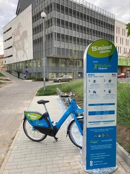 Berounští občané a návštěvníci města se už mohou svézt na sdílených elektrokolech