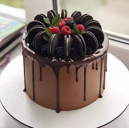Delicious Chocolate Cake with Raspberries and Oreo Cookies
