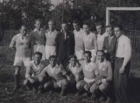  Fotbalové mužstvo v nuceném nasazení… uprostřed lágrfýra