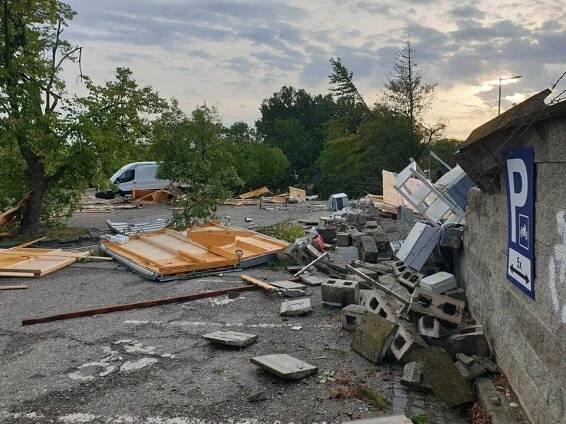 Koupaliště Podhájská zasáhlo tornádo: Vítr převrhl karavan s českou rodinou! Zranila se roční holčička