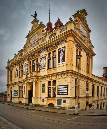 Fotografie - Táb or , krasavice novorenesanční SOKOLOVNA s mnohými freskami, věžičkami štíty a bustami zakladatelů, foto