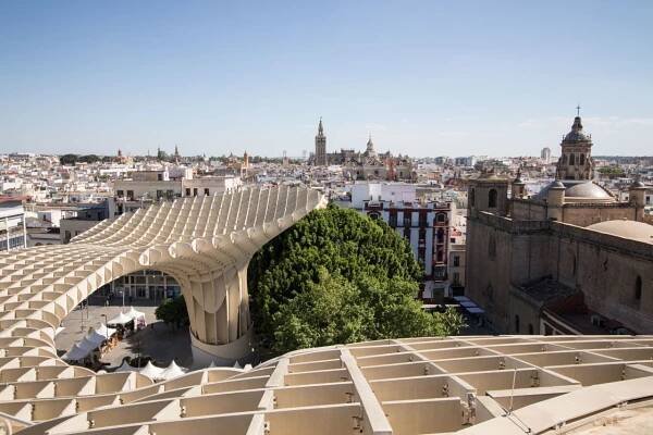 Vyhliadka Metropol Parasol a výhľad na Sevillu a minaret La Giralda