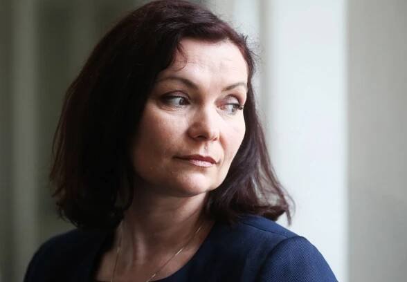 Distinguovanou a elegantní Radku vyměnil Nečas za špatně odbarvenou hokynářku ze svého kabinetu, která dokonale ovládala jeho penis.