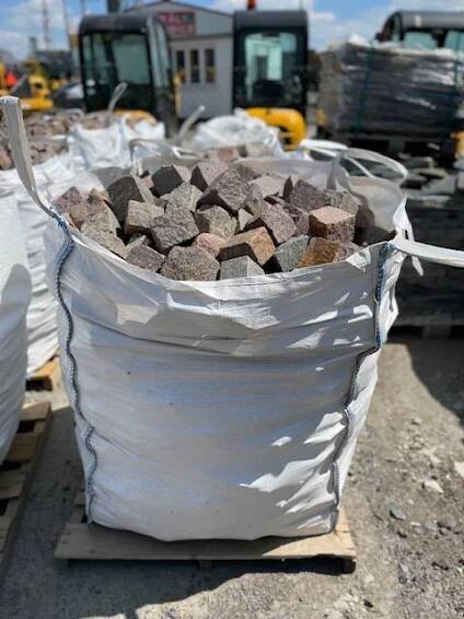 Přírodní štípané dlažební kostky porfyr Grigio Rosa 8/10