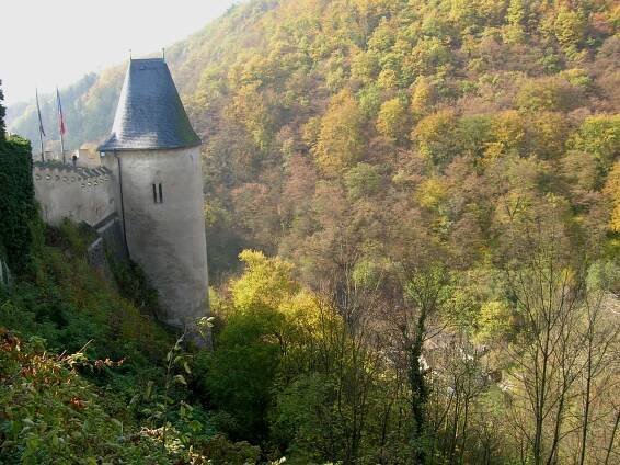 Karlštejn byl v průběhu dějin úložištěm korunovačních klenotů a nejdůležitějších písemností.