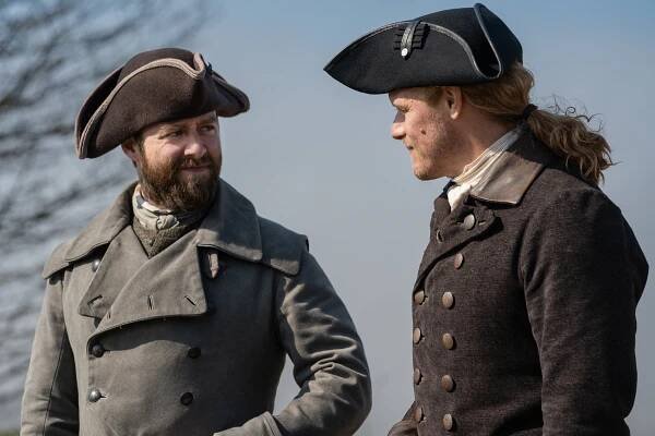 Cizinka - Nejšťastnější místo na světě - Z filmu - Richard Rankin, Sam Heughan