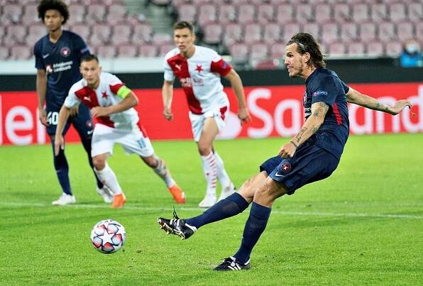 Krutý konec snu o Lize mistrů. Slavia v Dánsku vedla, skolila ji opakovaná penalta