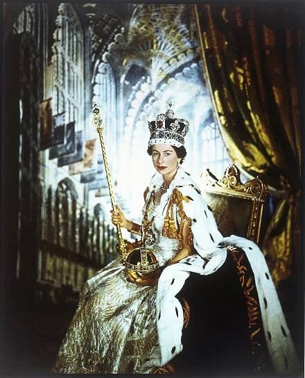 Cecil_Beaton_Queen_Elizabeth_II_in_Coronation_Robes_June_1953