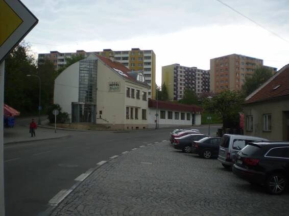 Soubor:Brno, Kohoutovice, ulice Žebětínská s hotelem Podlesí.JPG