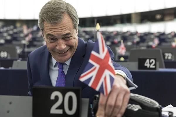 Farage sa obáva, že vládu po voľbách vytvoria labouristi a Veľká Británia zostane v EÚ