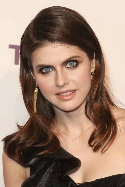 Alexandra Daddario left her wavy hair loose and add some texture into it with a deep side parting as she attends the 11th Annual DKMS ‘Big Love’ Gala on April 27, 2017.